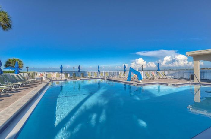 Apartment 410-gorgeous Views, Waterfront, Wifi, Pool And Close To Bucs Stadium