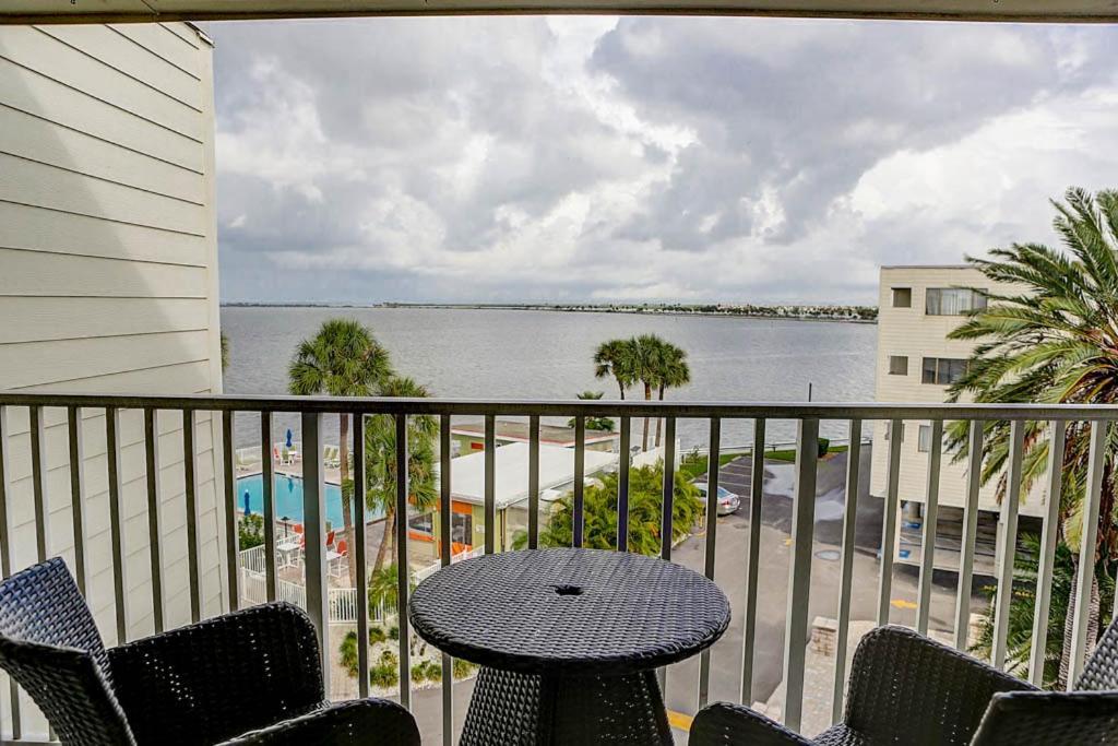 Apartment 410-gorgeous Views, Waterfront, Wifi, Pool And Close To Bucs Stadium *