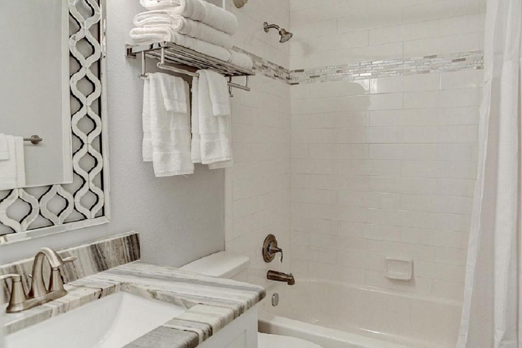 Apartment 410-gorgeous Views, Waterfront, Wifi, Pool And Close To Bucs Stadium